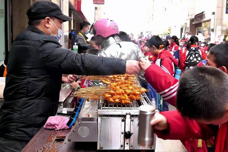 在学校门口做什么生意比较好(学校门口最佳生意推荐)