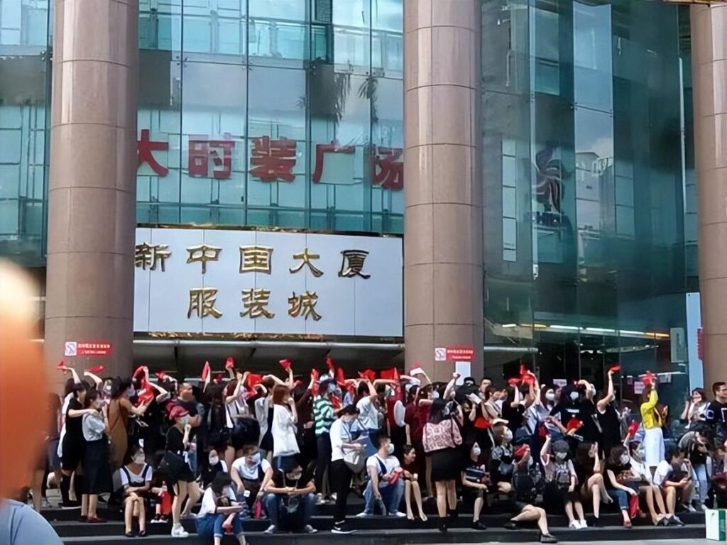 女装一般在哪里进货渠道好（服装批发市场网上进货渠道）