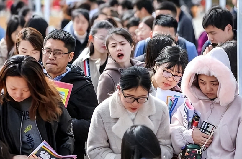大学生为回家有多拼(无惧拥挤的火车和穿越严寒的户外)